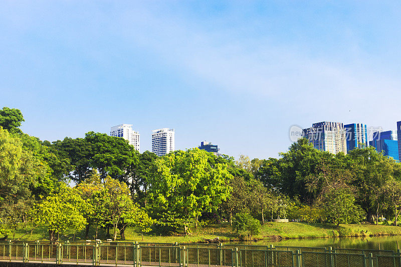 曼谷Chatuchak Rot Fai公园后面的现代摩天大楼